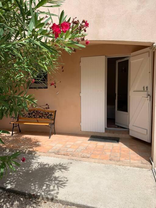 Apartment En Rez-de-jardin Arbore Avec Acces Piscine Et Clim Villeneuve-lès-Avignon